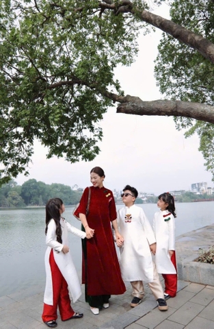 SET389-Set áo dài suông nhung đỏ phối cổ