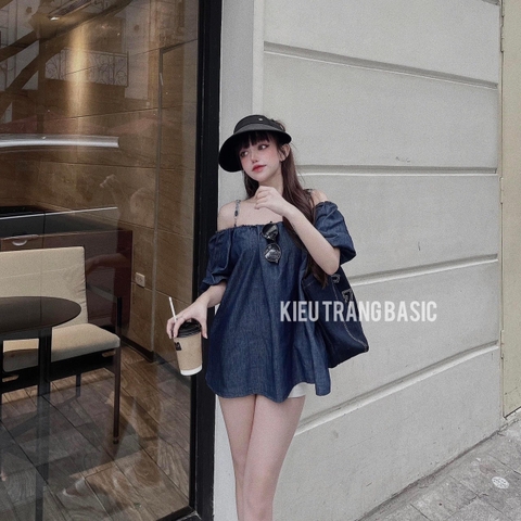Áo denim trễ vai màu đậm dáng suông tay bồng