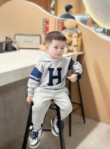 BN158 (9-26kg)-Bộ nỉ mũ chữ H màu xám bé trai VNXK