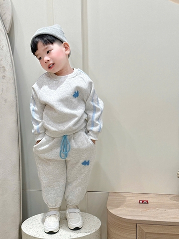 bt722- Bộ nỉ màu ghi viền xanh nhạt thêu cún