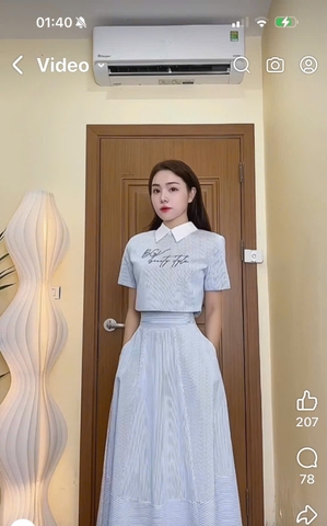 SET350-Set đồ nữ áo kẻ dáng lửng thêu chữ phối chân váy midi