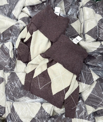 A433-Áo len dài tay trễ vai hoạ tiết quả trám nâu be