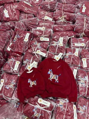 A454-Áo nỉ đỏ gia đình Tết con ngựa