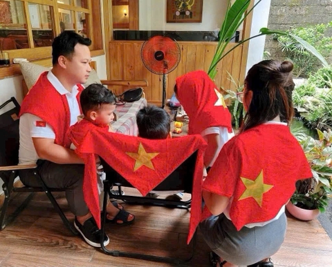 Khăn quàng đỏ sao vàng