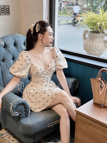 Đầm hoa thêu xếp ly ngực đai liền dánv ngắn