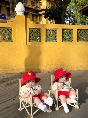 BT467- Bộ đồ/đầm trẻ em độc lập-tự do kèm mũ sang vàng