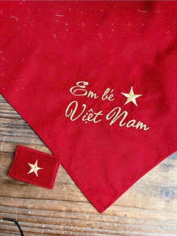 BT555- Bộ áo dài trắng bé gái tặng kèm tag cài + khăn thêu đỏ