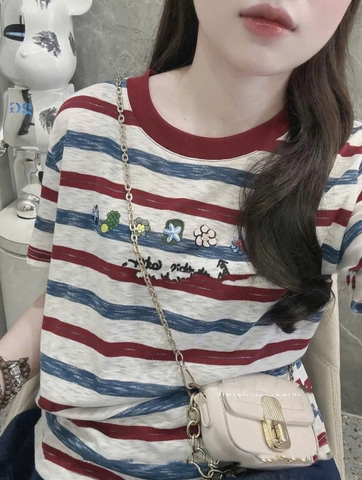 A311- Áo thun xược kẻ ngang viền đỏ in trước dáng suông