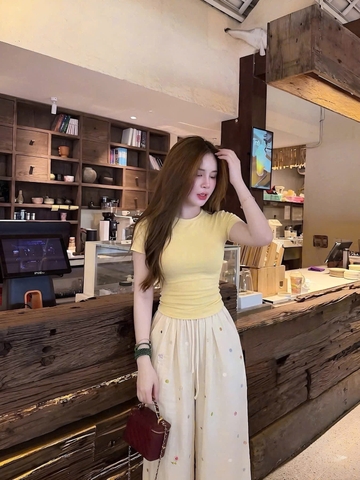 SET1019 -Set áo thun vàng phối quần đũi thêu hoa