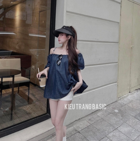 Áo denim trễ vai màu đậm dáng suông tay bồng
