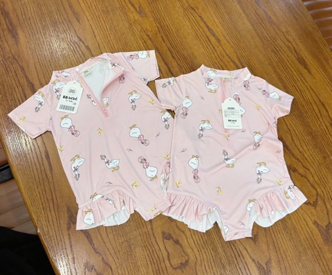 BT442-Bộ bơi vịt hồng liền mảnh bé gái khoá trước ,bèo chân