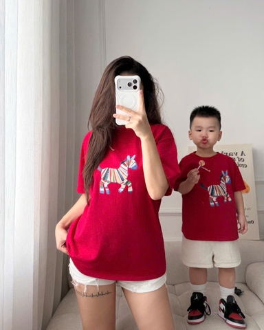A557-Áo thun gia đình màu đỏ cộc tay Tết con ngựa
