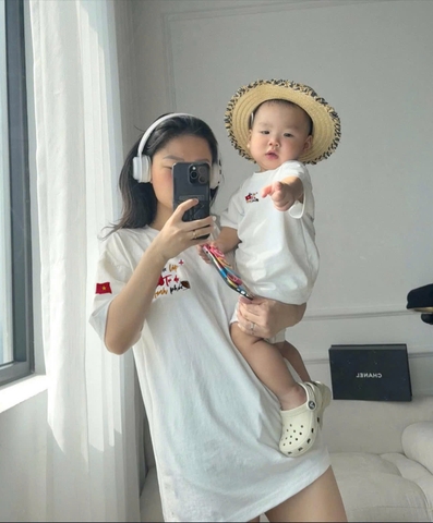 A237- áp phông trắng mẹ con  dịp lễ Yêu Nươc