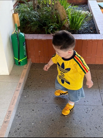 BT855-Bộ áo thun cộc vàng phối quần short jean cho bé 9-26kg