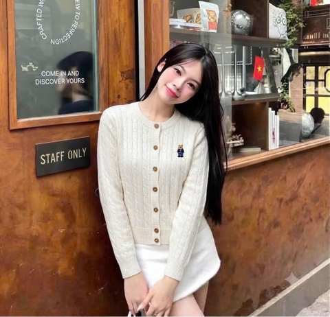 A742-Áo len cadigan thừng trắng thêu gấu đủ tem
