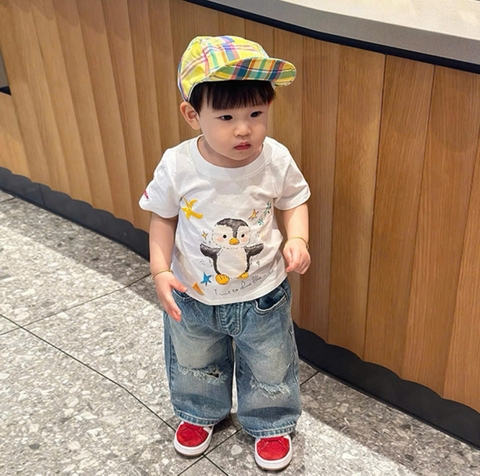 BT829- Bộ áo thun trắng in hình chim cánh cụt phối quần jean suông bé 9-27kg