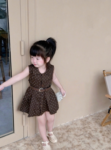 CB327- Váy chấm bi nâu sát nách kèm đai bé gái