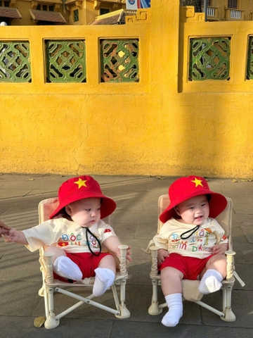 BT467- Bộ đồ/đầm trẻ em độc lập-tự do kèm mũ sang vàng