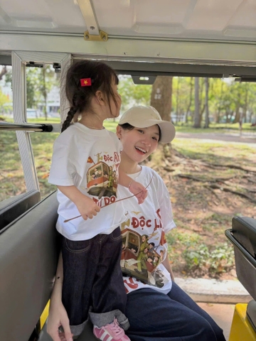 A261-Áo mẹ con TẾT ĐỘC LẬP màu trắng họa tiết in