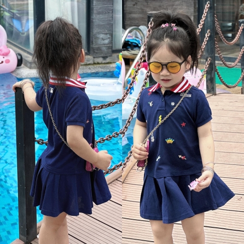 DAMKID008- Đầm polo xanh than cổ sọc hoạ tiết thêu trẻ em VNXK