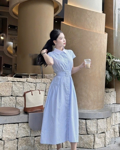 Dam161- VÁY KẺ XANH PHỐI CỔ TRẮNG ĐAI EO DÁNg DÀI 117cm 🌿