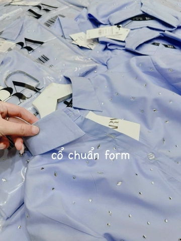 A399- áo sơ mi xanh đính đá dáng suông chất thô lụa