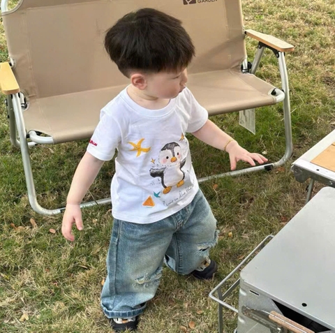 BT829- Bộ áo thun trắng in hình chim cánh cụt phối quần jean suông bé 9-27kg