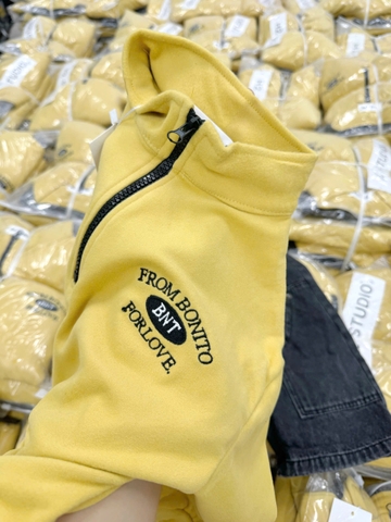 Bt701- bộ áo nỉ  vàng cổ trụ mix quần jeans đen suông