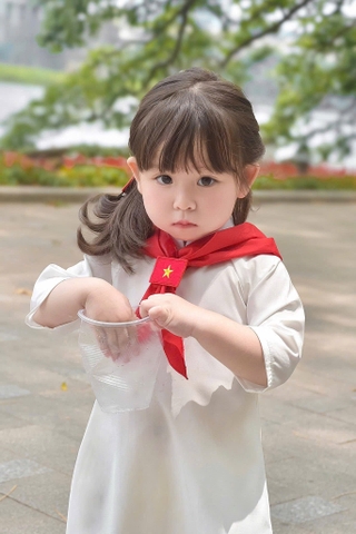 BT555- Bộ áo dài trắng bé gái tặng kèm tag cài + khăn thêu đỏ