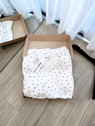 Set960- Set tăm trắng hoa đen dáng cộc kèm đệm ngực