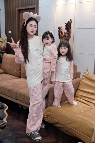 SET783-Bộ mặc nhà gia đình  áo thun quần kẻ suông hồng trắng