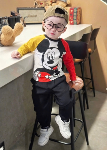 BN197-Bộ áo thun MICKEY vàng đỏ mix quần nỉ đen bé trai VNXK