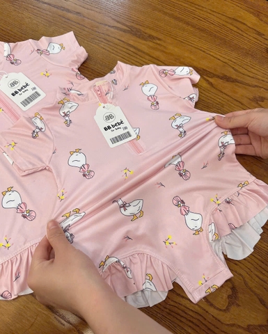 BT442-Bộ bơi vịt hồng liền mảnh bé gái khoá trước ,bèo chân