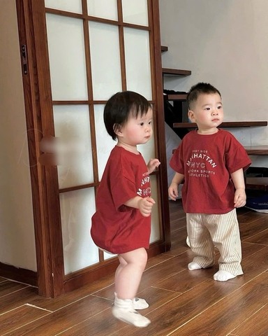 BN221-Bộ áo cotton đỏ N.Y.C mix quần thô kẻ suôn trẻ em