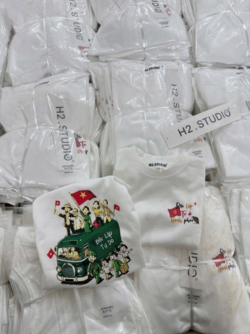 A237- áp phông trắng mẹ con  dịp lễ Yêu Nươc