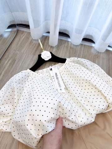 SET927-Set áo voan màu be chấm bi mix quần short kaki