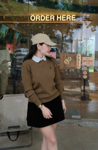 A459- Áo len cổ tròn màu nâu thêu ngựa hàng nhà may đủ tem