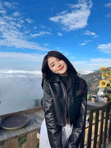 A135-Áo khoá da nữ đen dáng lửng