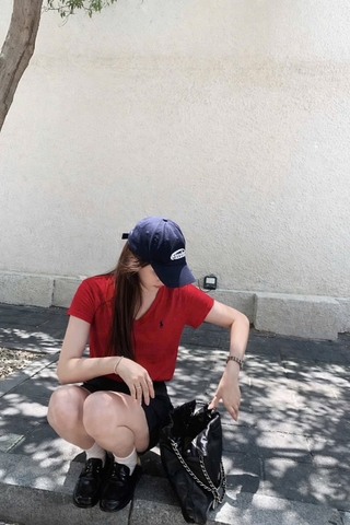 A513-Áo thun đỏ cộc tay cổ V thêu ngựa