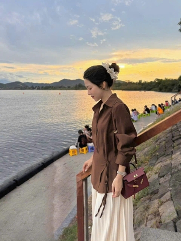 A122-Áo sơmi nữ đũi buộc lệch vạt 2 màu trắng nâu