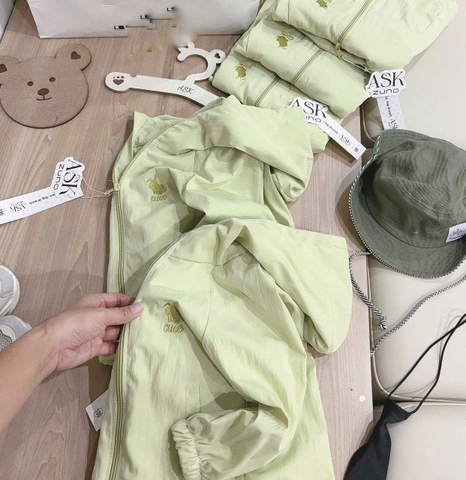 Aokid020- Áo gió 2 lớp xanh lá thêu ngực cho trẻ em