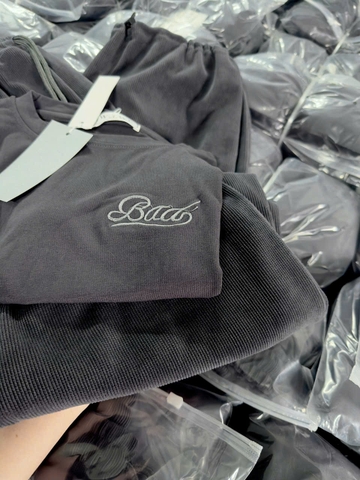 SET481-Set bộ chữ thêu BAD tăm nhung màu ghi đậm quần bom