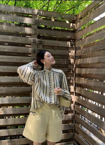 A146-Áo somi nữ cổ tay kẻ đen tay bồng đính cúc ngọc