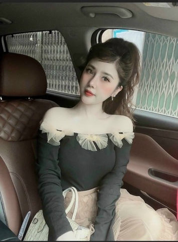 Áo trễ vai đen viền nơ