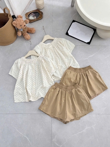 SET927-Set áo voan màu be chấm bi mix quần short kaki
