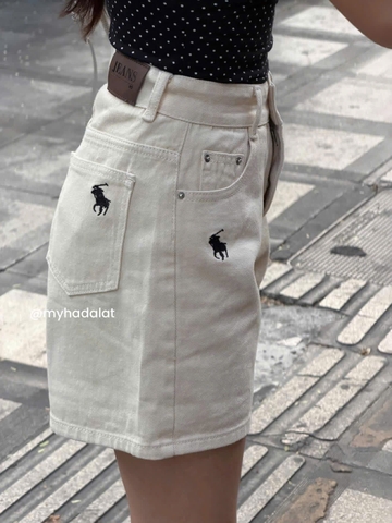 quan107- Quần short ngố màu be thêu đen mác da