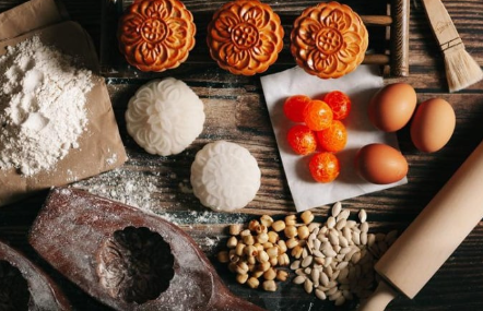 Nguyên liệu làm một chiếc bánh trung thu