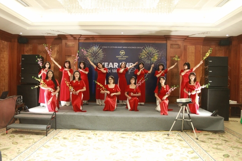 Tập thể nhân viên nữ Nhật Minh Group thể hiện ca khúc "Đoản Xuân Ca" mở màn cho phần Văn nghệ chào mừng
