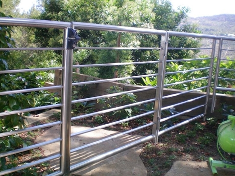 Có nên làm hàng rào inox 304 không?