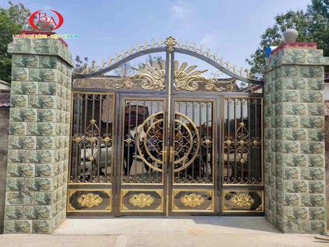 Cổng inox màu có bị bay màu không?